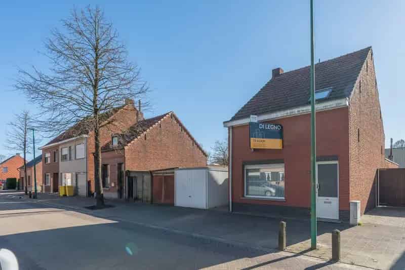 Te renoveren woning met ruime tuin op toplocatie Vosselaar.