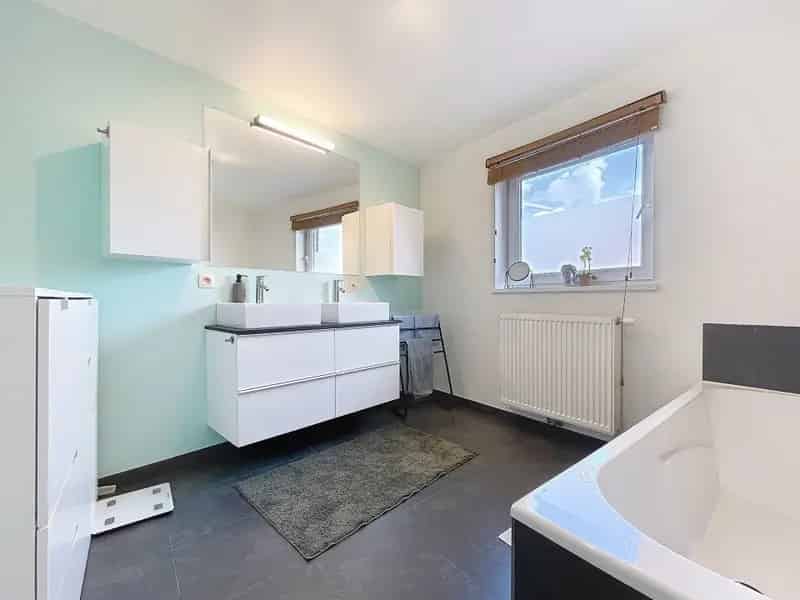 Ruime, lichtrijke woning met 3 slaapkamers in centrum Oostnieuwkerke