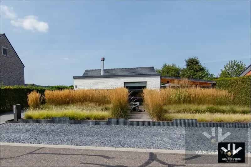 INSTAPKLARE WONING MET ONDERHOUDSVRIENDELIJKE TUIN IN DIEPENBEEK