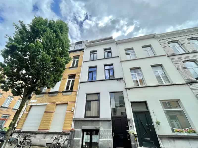 Gelijkvloersappartement met stadskoer te huur!