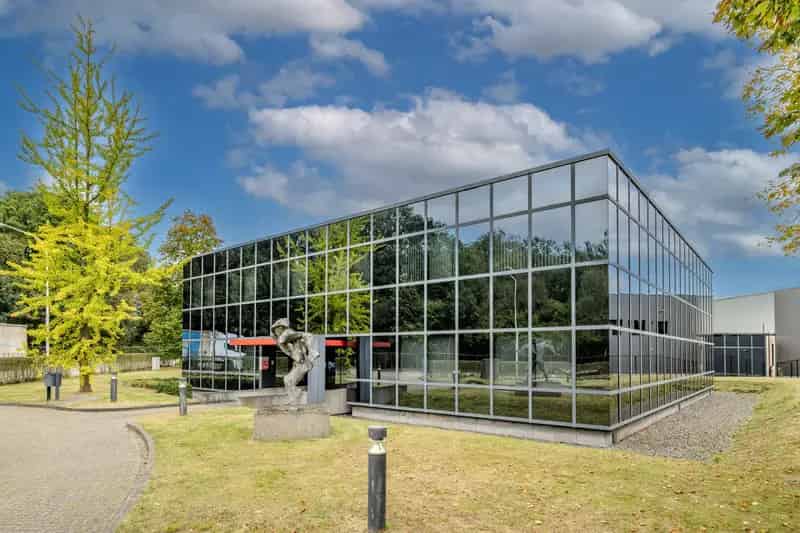 Te Koop Kantoorgebouw met Ruime Parking te Wilrijk.