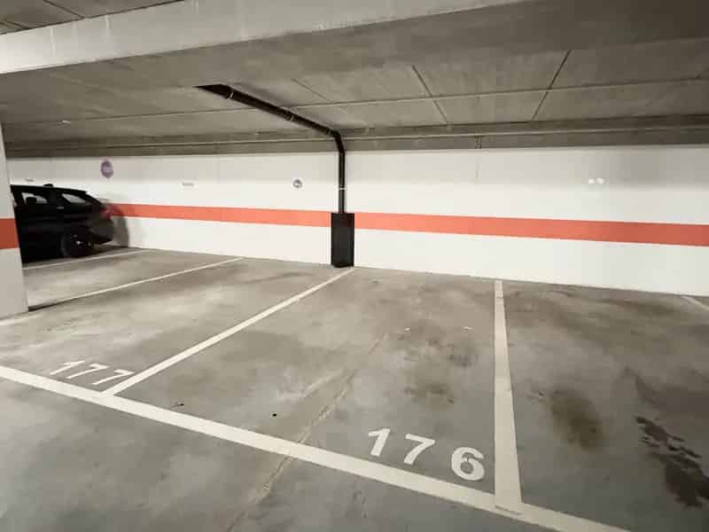 Garagebox te Huur - Ruime Parkeerplaats - Direct Beschikbaar
