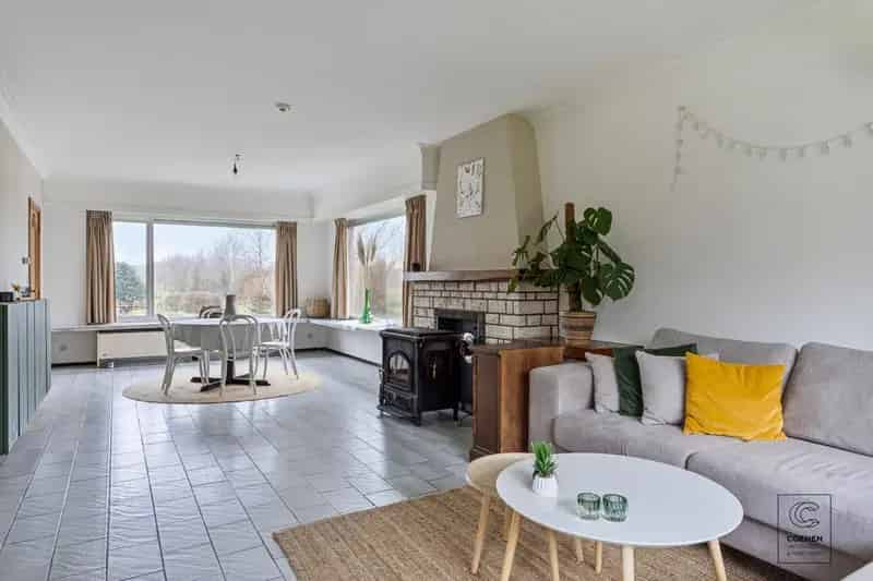Laagbouwwoning met een bew opp van 194 m², 4 slpk's, op een schitterend perceel van 1807 m²