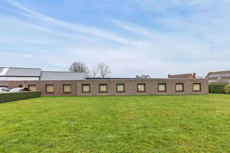Bedrijfsgebouwen met woonst en gronden op 5.975 m²