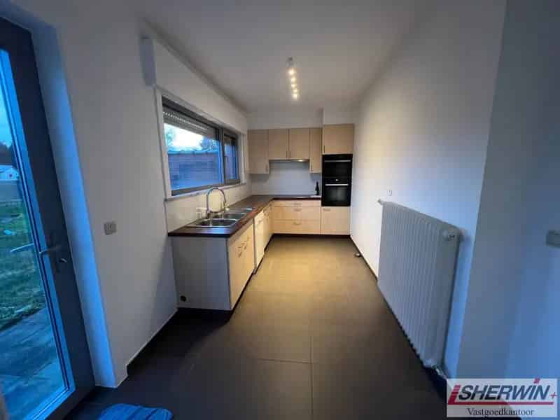 Zeer ruime woning met 4 slaapkamers nabij centrum.