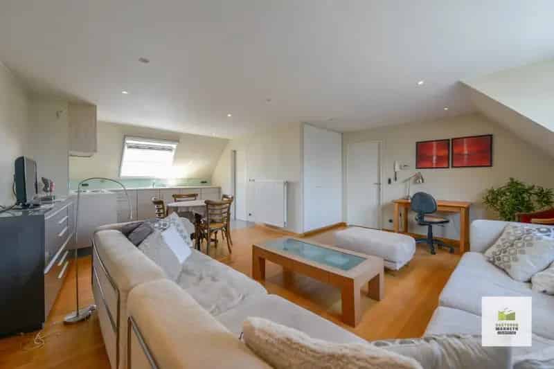 Opbrengsteigendom praktijkwoning met te verhuren 1 slaapkamer appartement.