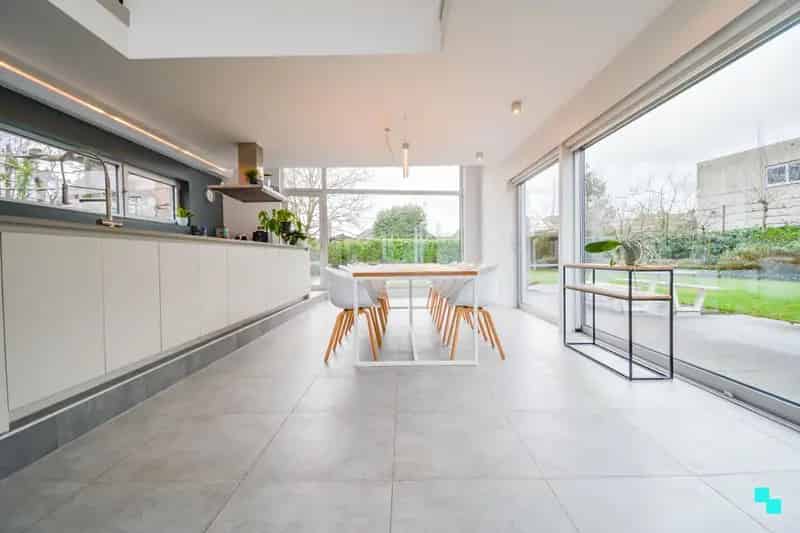 Bijzonder lichtrijke, moderne woning met zwembad te Izegem
