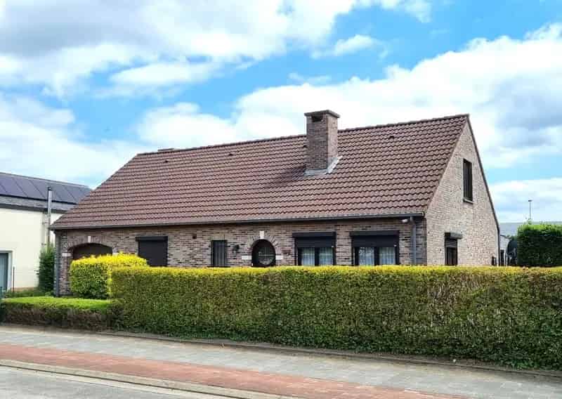 Vrijstaande woning met verzorgde tuin, 3 tot 5 slaapkamers, dubbele garage.