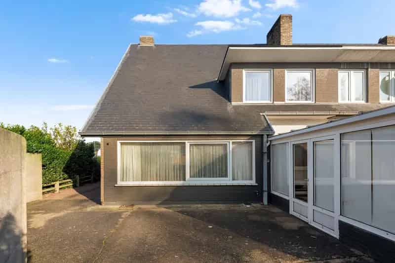 Ruime gezinswoning met hangar van 296m² op perceel van 620m²