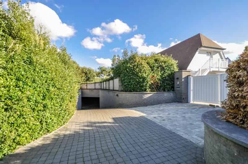 Gemakkelijk toegankelijke ruime garagebox in een recente residentie in de Elizabetlaan.