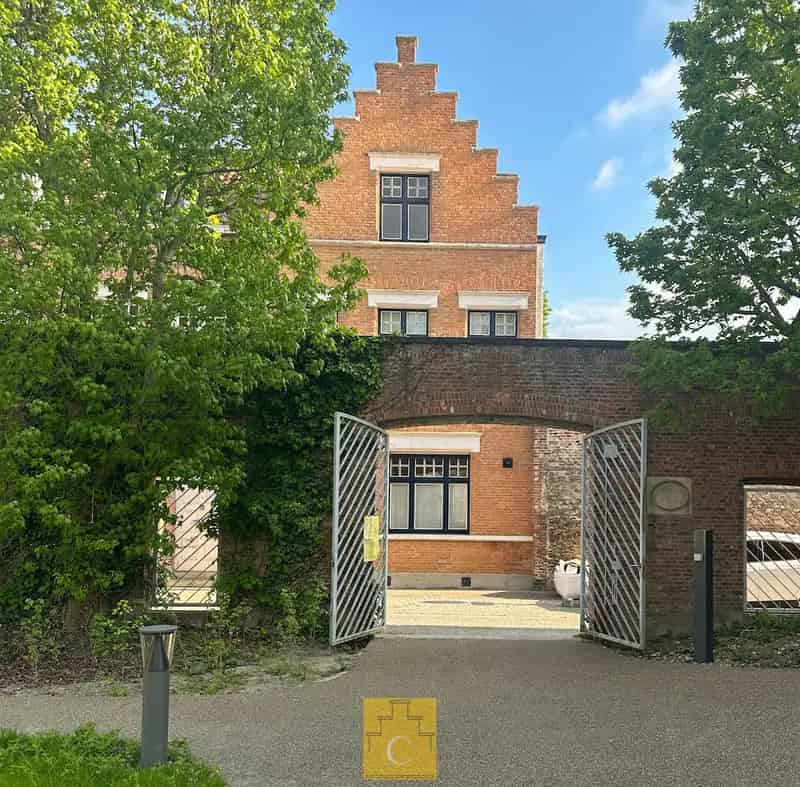 Huis te huur Sint-Gillis: Karaktervolle woning met tuin en kloostervuitzicht