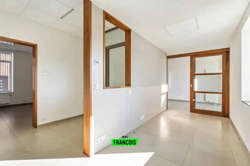 Gerenoveerd duplex appartement met 3 slaapkamers en een handelszaak in het centrum van Zonnebeke