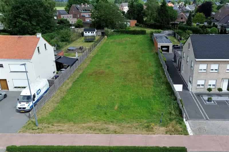Mooi en centraal gelegen perceel bouwgrond van ca. 750m², met een straatbreedte van ca. 10m