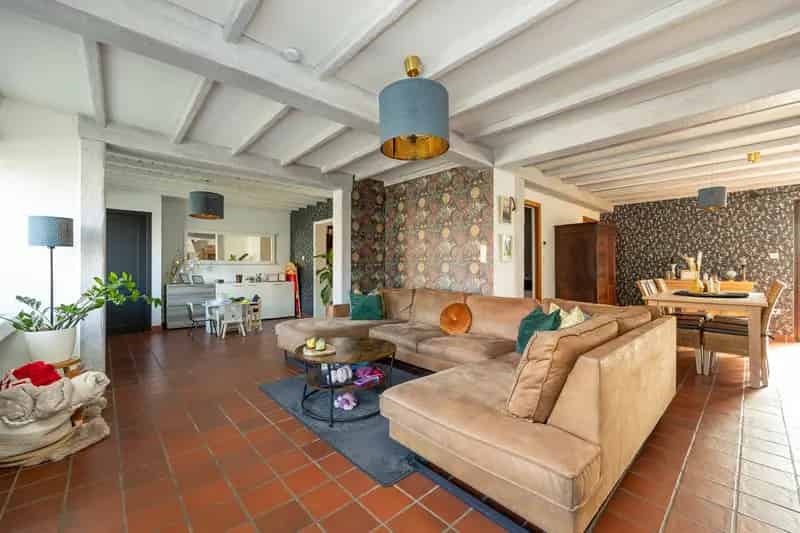 IN OPTIE.

Welkom in deze volledig gerenoveerde gezinswoning (2018), gelegen op een gunstige locatie aan de Antwerpseweg 257 in Beerse. Deze instapklare woning biedt een perfecte combinatie van ruimte, comfort en praktische indeling.

Met een bewoonbare o