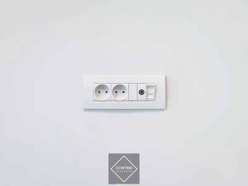Splinternieuwe (° 2023) PLUG & PLAY kantoorruimte (38m²) met alle randaccommodatie te Oostende (naast de afrit "Zandvoorde".