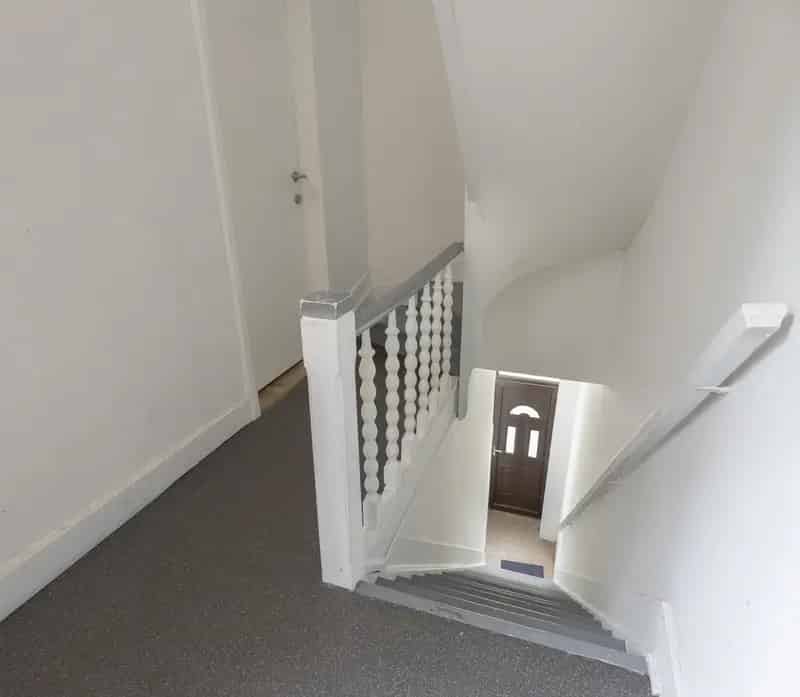 Gerenoveerd gebouw met handelsruimte + 2 appartementen