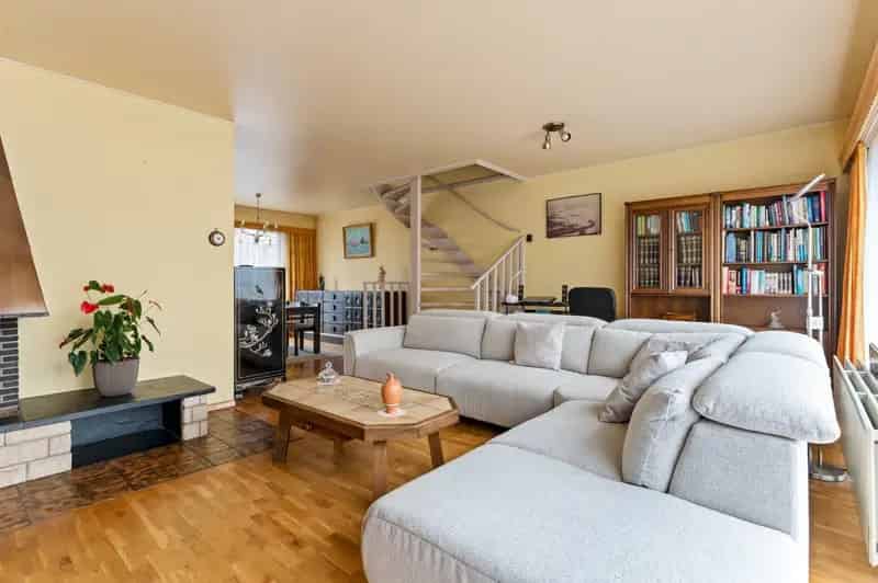 Op te frissen woning met 4 à 5 slpk., inpandige garage en zuidwest-tuin