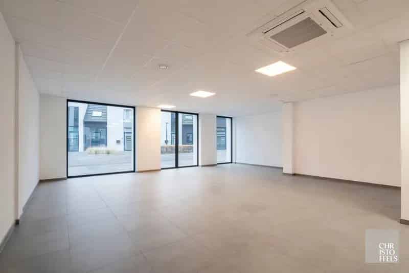 TE KOOP - Handelsruimte (104,8m²) mét kelder en staanplaats in hartje Zutendaal!