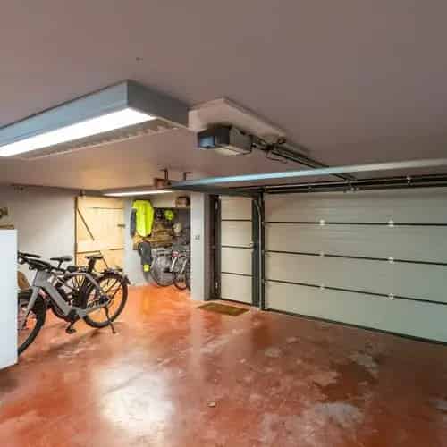UNIEKE & LUCHTIGE ALLEENSTAANDE WONING met 4 SLAAPKAMERS ,RUIME GARAGE en TUIN