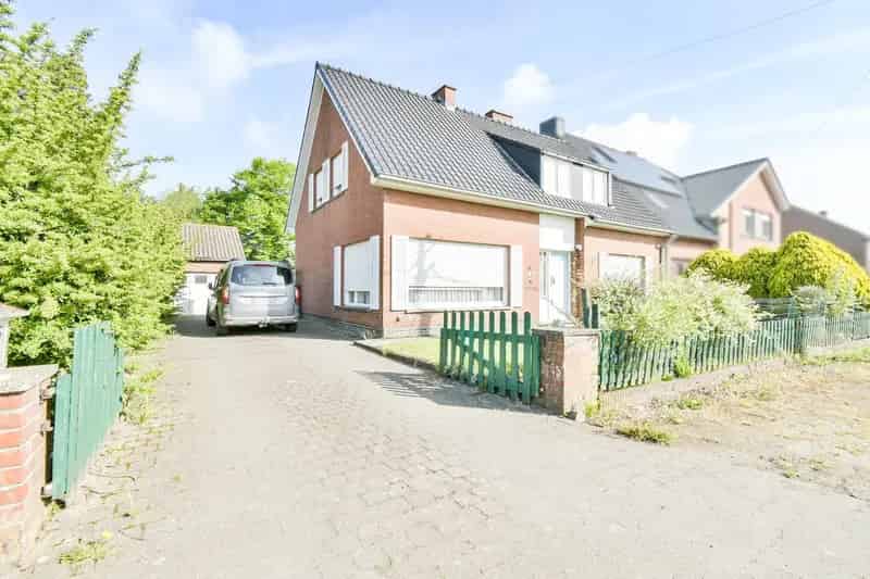 Te renoveren woning omgeven door groen!
