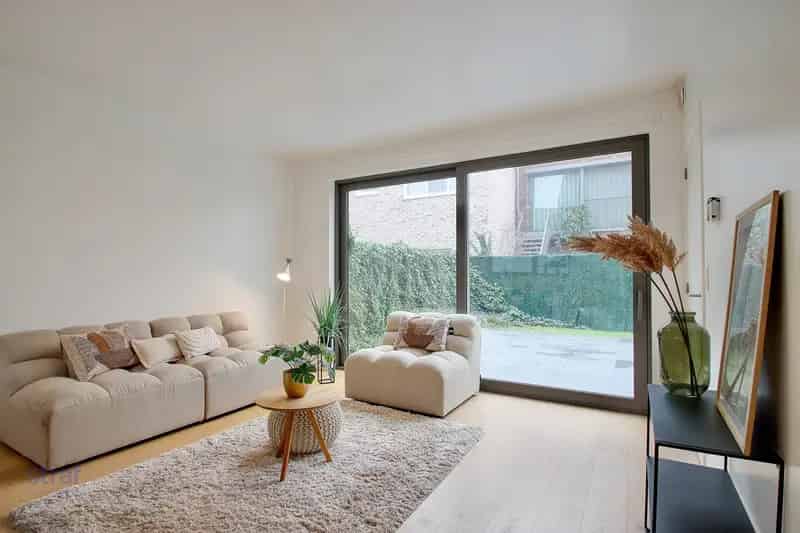 TE HUUR: Huis met 5 slaapkamers en 2 badkamers