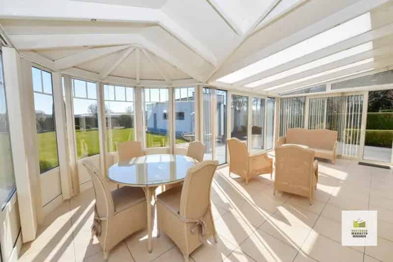 Verzorgde villa met 4slpk, zuidgerichte tuin en garage op 1.360m2 aan de rand van de Lakebossen