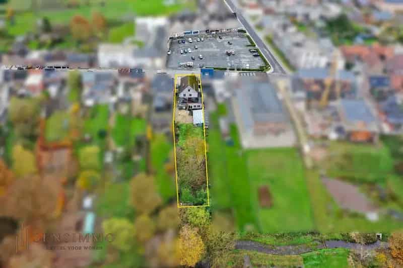 Op te knappen handelshuis op ruim perceel met mogelijkheid tot projectontwikkeling