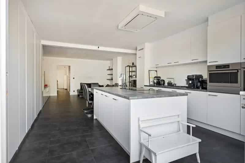Gerenoveerde woning met 4 slpk, ruime tuin in rustige buurt