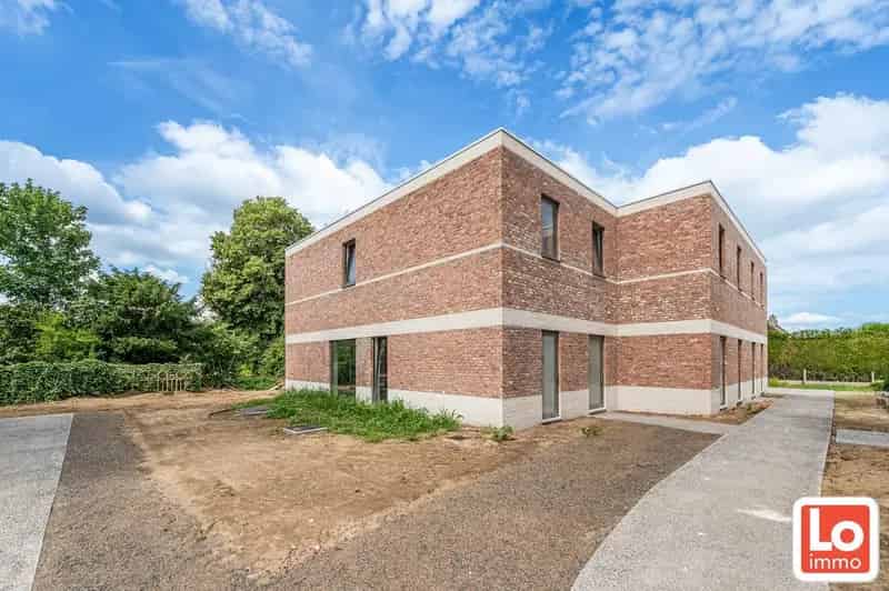 Moderne nieuwbouwwoning met 3 slaapkamers en bureauruimte in een prachtige tuin