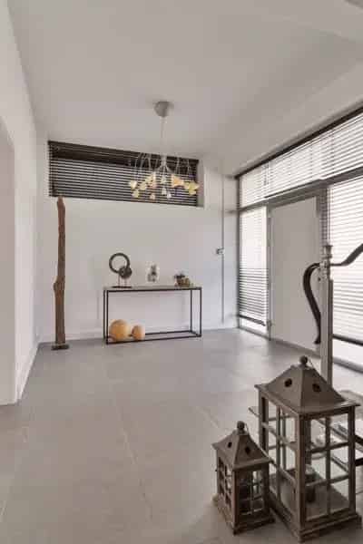 Op en top gerenoveerde bel-etage woning mét magazijn TE KOOP nabij hartje Wakken!