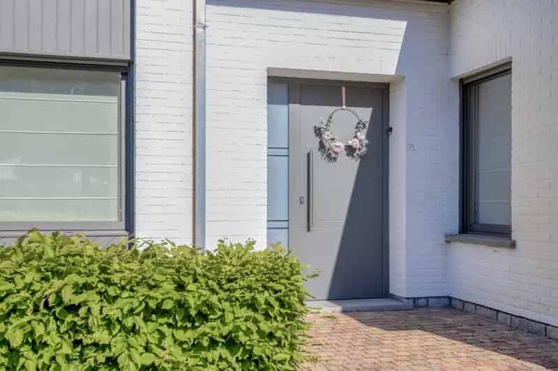 Huis te huur: Instapklare woning met loods en kantoorruimte