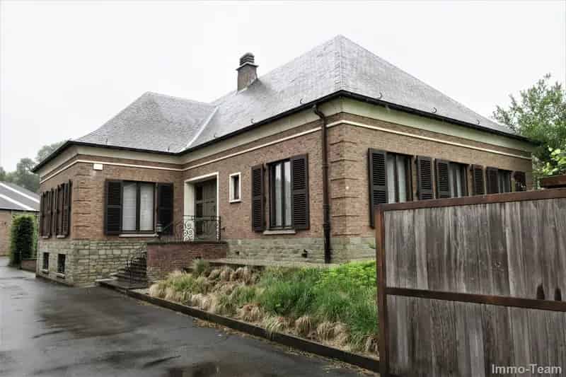 Robuuste karaktervolle woning met loods en weide