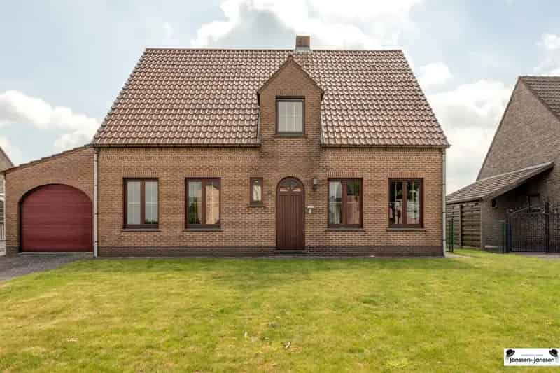 Ruime gezinswoning met 3à4 slaapkamers, kelder op een centrale locatie!