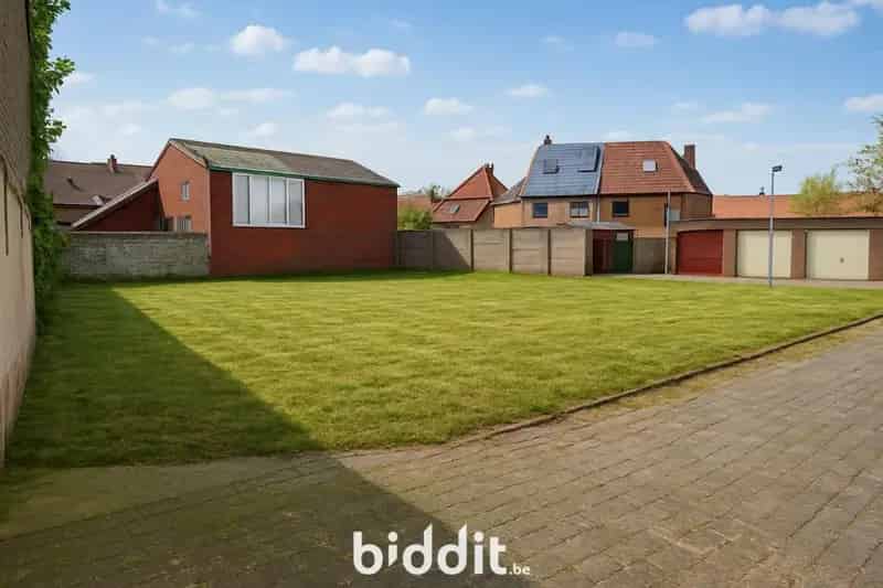 Perceel grond met omgevingsvergunning voor 11 garageboxen