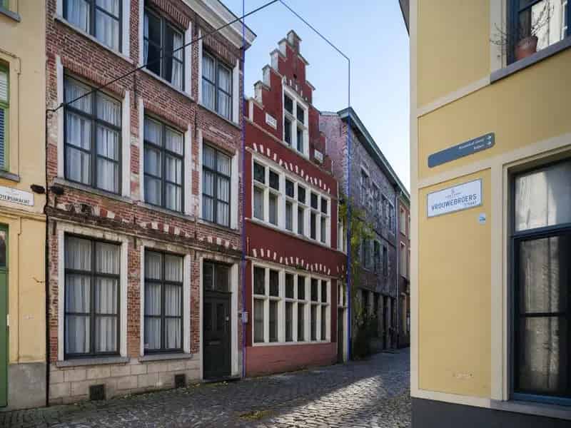 Patershol: Authentieke Eigendom met Buitenruimte