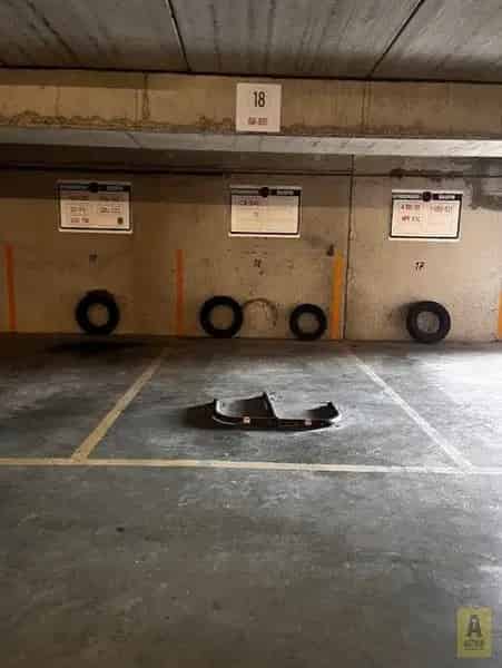 Makkelijk bereikbaar overdekte autostaanplaats in de residentie Astrid.