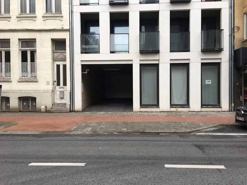 Ruime garagebox in het hartje van Oostende, ter hoogte van “Petit Paris” en Koninginnelaan.
