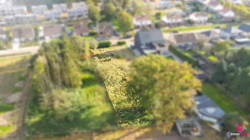 Rustig gelegen bouwgrond van 7a85ca met vergunde plannen !