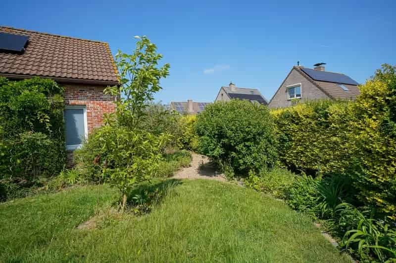 Ruime woning in Oudenburg met zongerichte tuin