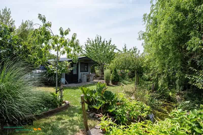 Halfopen bebouwing met weelderige tuin