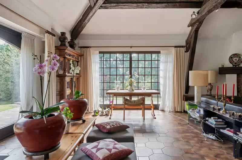 Unieke Spaanse villa op toplocatie in Schoten: vol met charme en potentieel! Prachtig perceel met frontbreedte van 40m.