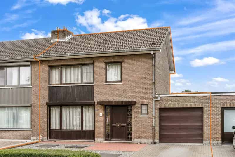 MOOI ONDERHOUDEN WONING MET 3 SLAAPKAMERS EN GEZELLIGE TUIN VLAKBIJ KOERSEL-CENTRUM
