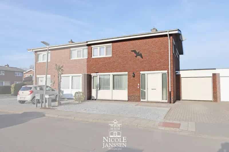 Halfopen gezinswoning met 4 slaapkamers, garage en tuintje