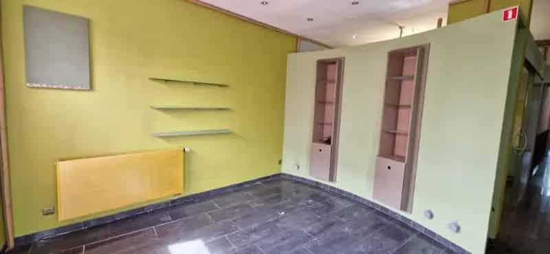 Ruime EENGEZINSWONING met grote leefruimten, 2 slaapkamers en mooi terras, woning met mogelijkheden, op 1 are 33 ca.