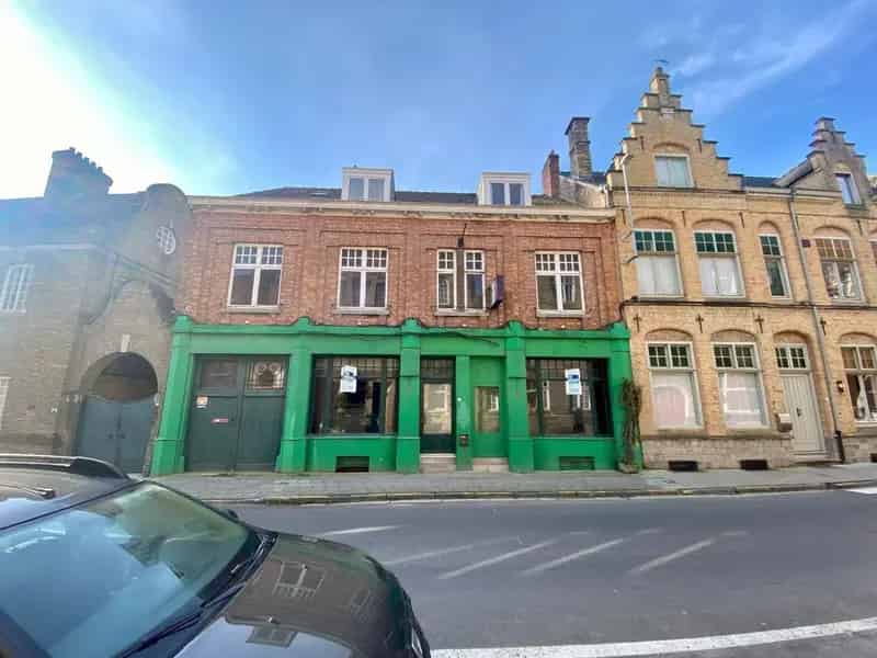 RUIM HANDELSPAND MET TAL VAN MOGELIJKHEDEN OP CENTRUM LOCATIE