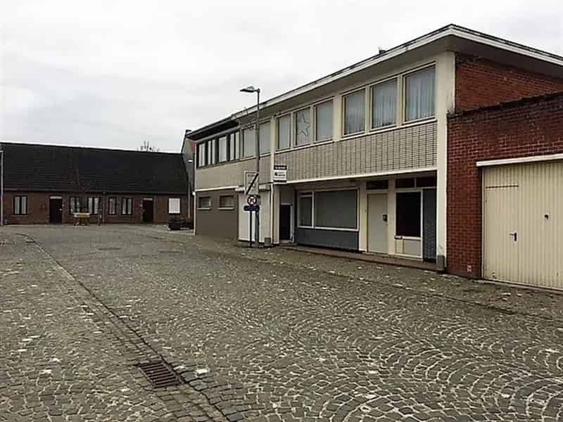 Ruime woning te koop in centrum van Stavele!