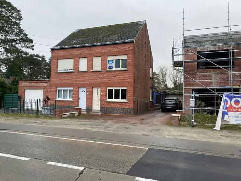 Zeer goed gelegen te renoveren woning