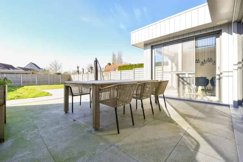Ruime energiezuinige woning met 4 SLPKS, tuin en garage in het centrum van Klemskerke