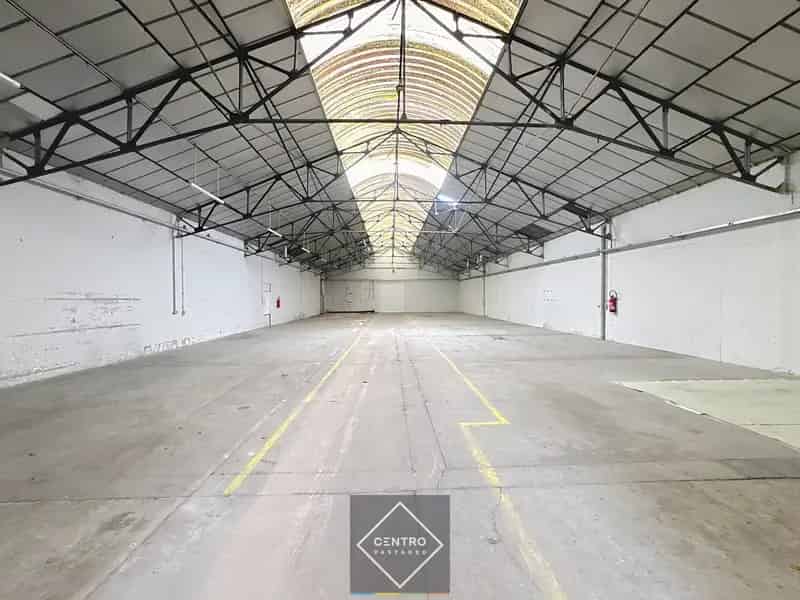 Instapklaar MAGAZIJN (824m²) op ambachtelijke zone te Oostkamp (Waardamme). Vlotte ontsluiting via autosnelwegen (E40/E403)