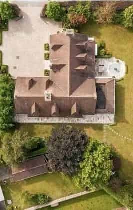Riante villa op ong. 1300 m² met 5 kamers, dubbele garage en vijver